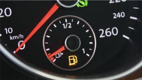 加满油后行驶不到一公里 油表下降一格是什么原因？