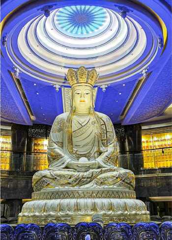 九华山作为地藏菩萨道场而闻名于世,地藏菩萨俗姓金,原为新罗国(今