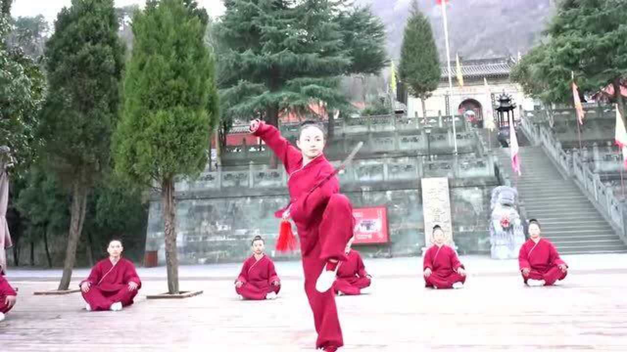 高颜值武当小师妹舞剑,大气潇洒,飘逸灵动,女中豪杰!_腾讯视频
