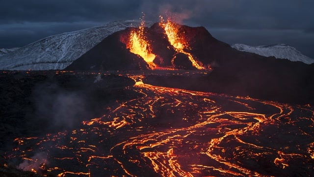 冰岛火山喷发近30天,岩浆四处流淌,实拍场景犹如游戏末世场景 #共建