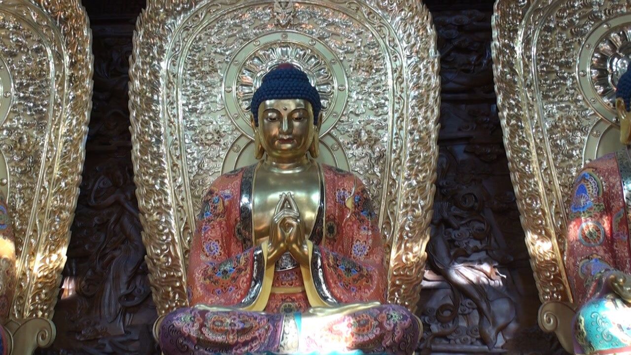 佛教名山九华山祗园禅寺万佛殿供奉着五尊高大的五方佛