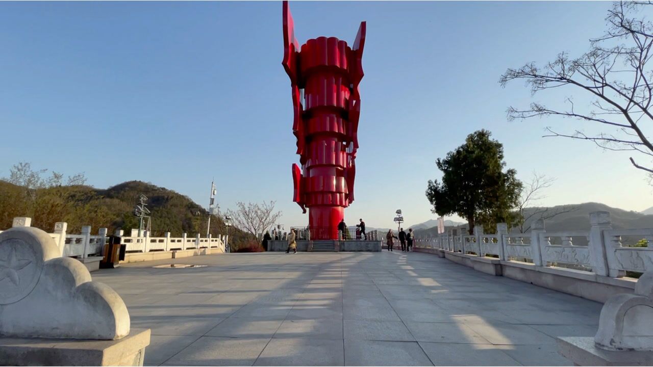 河南省新县,英雄山,"红旗飘飘"主题雕塑,上面有8面红旗