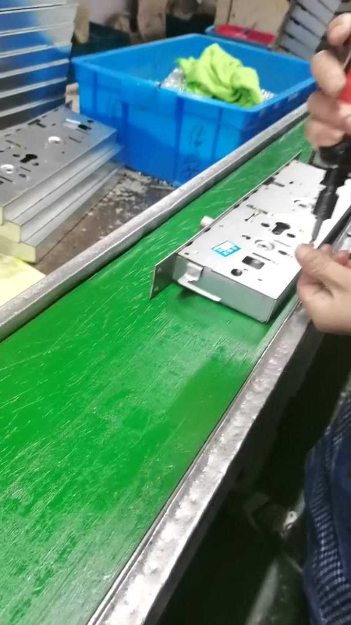 想当年我在托马斯小火车厂里打螺丝那是无人匹敌速度比你这快一倍