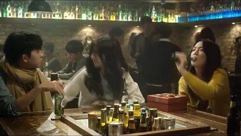 侦探：为了原点：女孩和朋友一起在酒吧玩，说着要去打工，俩朋友去跳舞去了