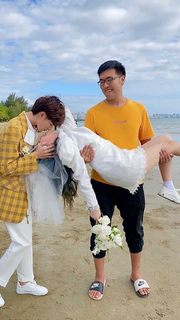 摄影师抱着新娘与新郎拍出绝美婚纱照,这场景太浪漫了!#婚纱照