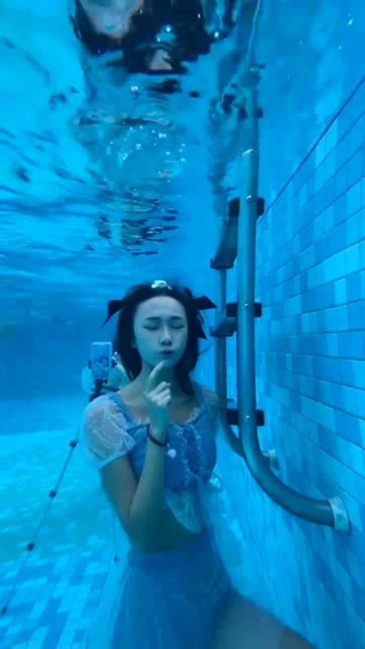 美女游泳池里展示水下憋气眼前这一幕真是让人佩服