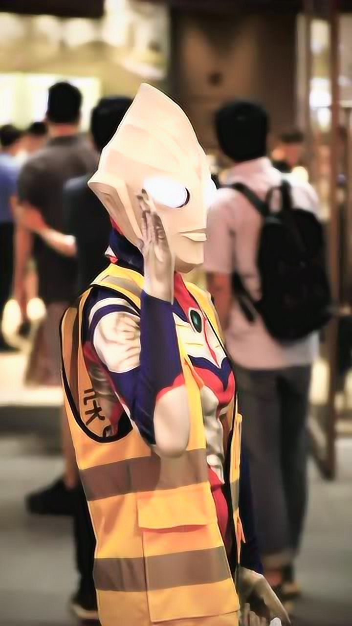 街拍日常小姐姐穿着紧身的奥特曼皮套去送外卖不知道顾客收到后会是