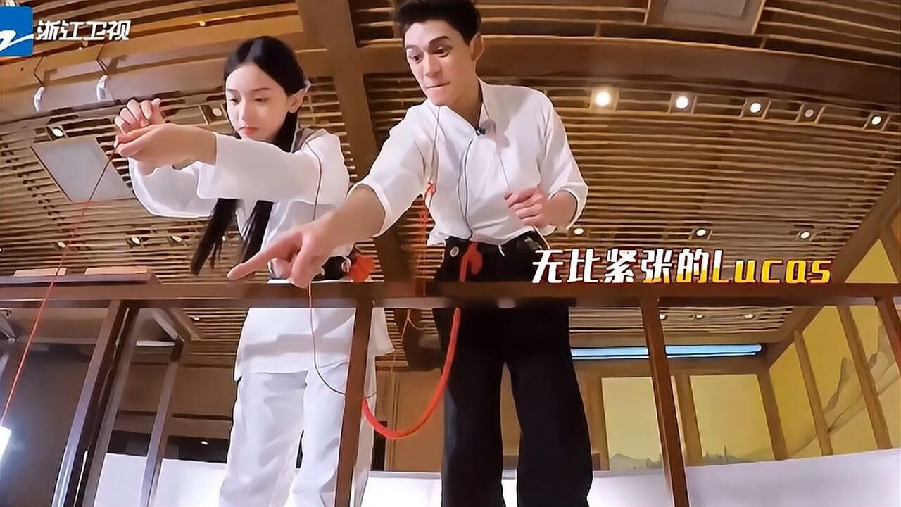 黄旭熙和周也默契合作飞檐走壁秀长腿这难度不是一般大