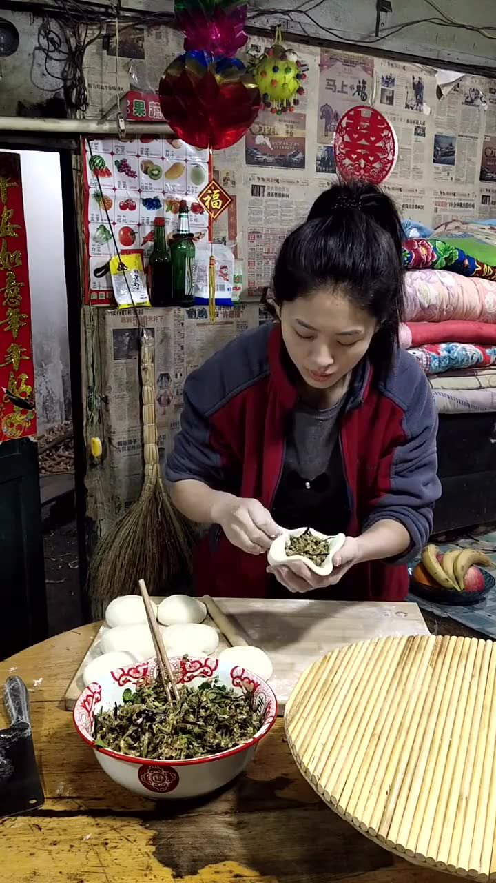 东北老婆在家蒸包子,弄上这么一桌饭,和老公吃起来特别舒服