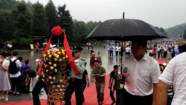 端午节同学会校友湖南韶山毛主席铜像广场冒雨敬献花篮三鞠躬非常棒