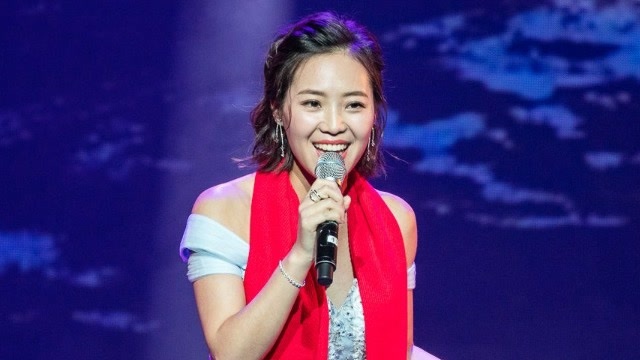 女神云朵献唱《弯弯的月亮》,人美声甜,果然是实力派歌手
