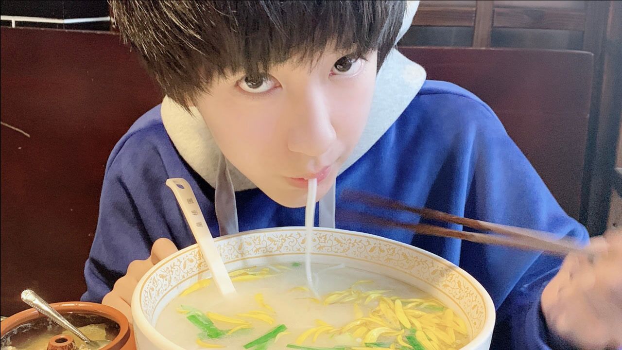 时代少年团贺峻霖独有的"技能",左手拿筷子吃饭,右手拿笔写作业!