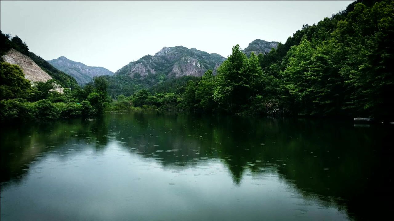 浙江省永康十景之一飛龍山有建在水上的寺廟宛如世外桃源