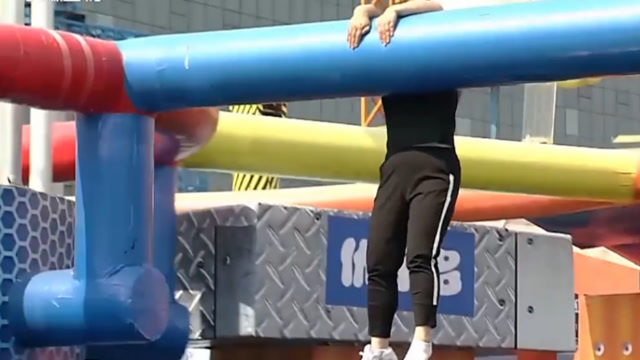 美女闯关太虎了鞋子被甩飞心急直接跳水丨男生女生向前冲