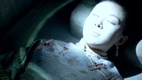 美人鱼村-08：小伙误入山洞，竟在石棺里看到了死去的格格，太恐怖了吧！