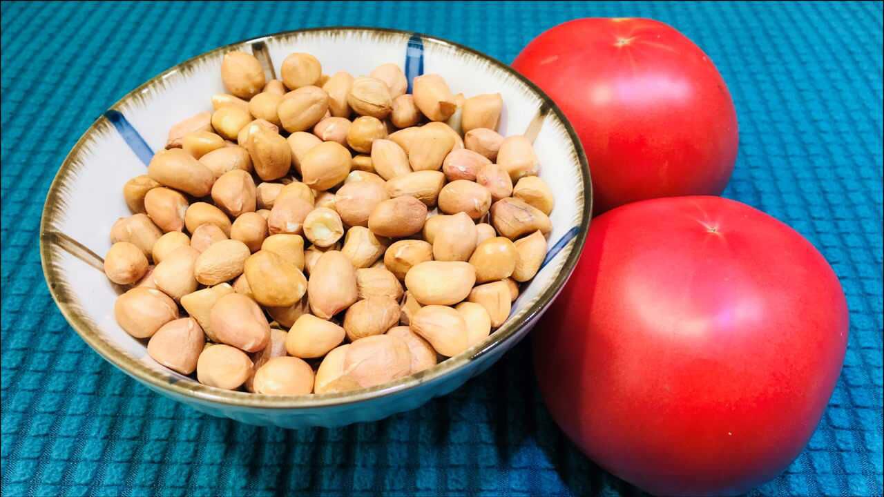 1碗花生米,搭配2个西红柿,教你好吃的做法,酥脆松软,香味十足