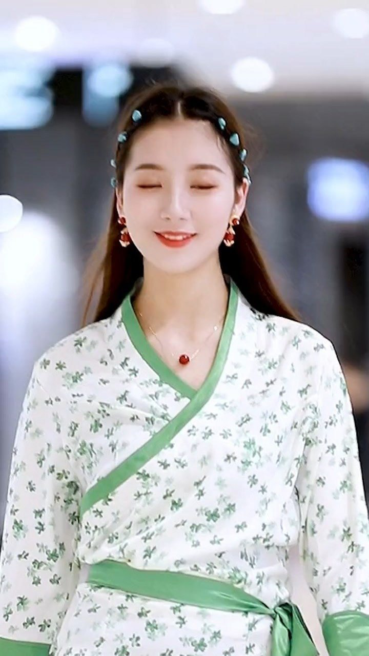 她来自凉山州木里县,一位纯朴可爱人美心善的藏族小姐姐