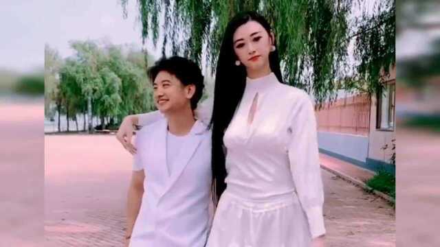 中国成都2米高“女巨人VS女巨人”,在网上火了,关键人还长得漂亮