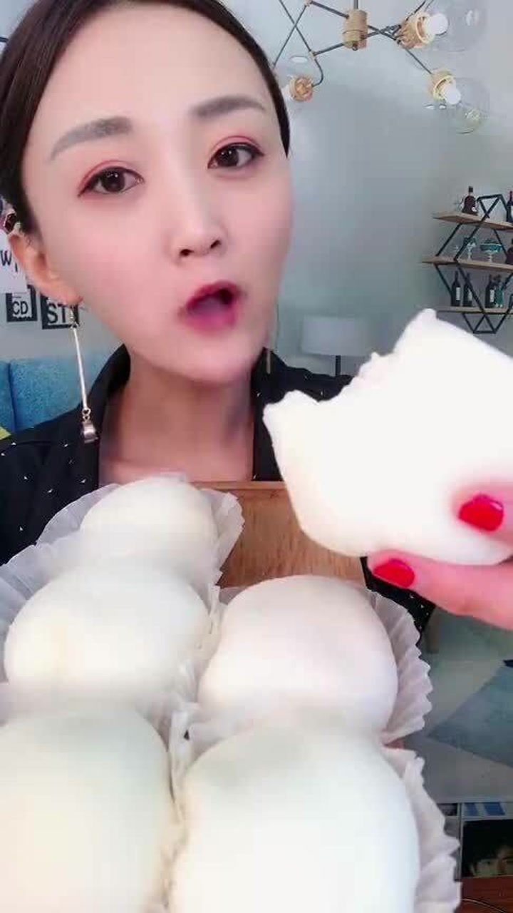 甜品吃播雪媚娘大口吃真馋人