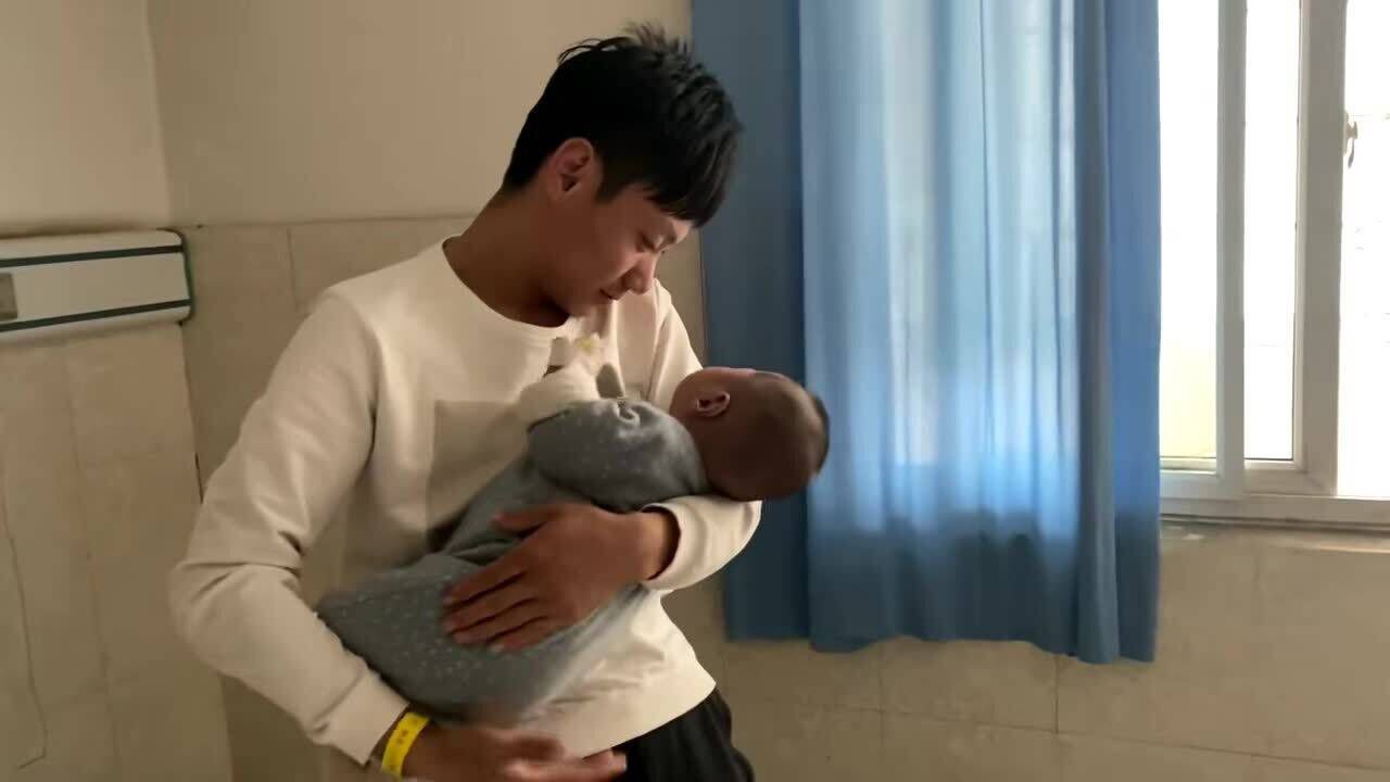 小杰森生病住院治疗,鹏鹏和丹丹细心照顾,希望宝宝早日康复