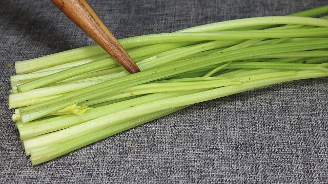 芹菜怎么做焯水还是直接炒,都错了,学会这招,脆嫩入味不塞牙