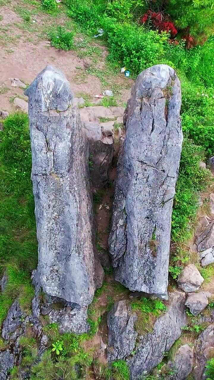 这对石头被称为"情人石",为啥中间还要有间隙?