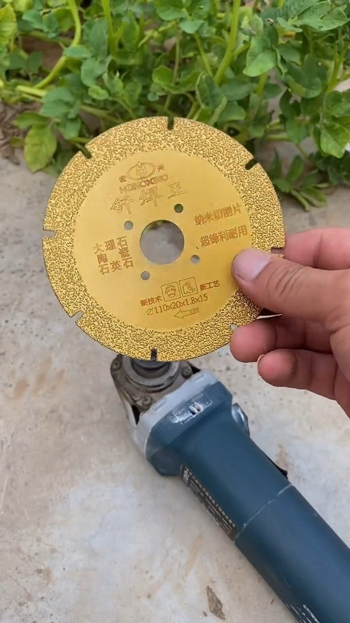 一款可以切割玻璃的切割片,安装在角磨机上就可以使用!