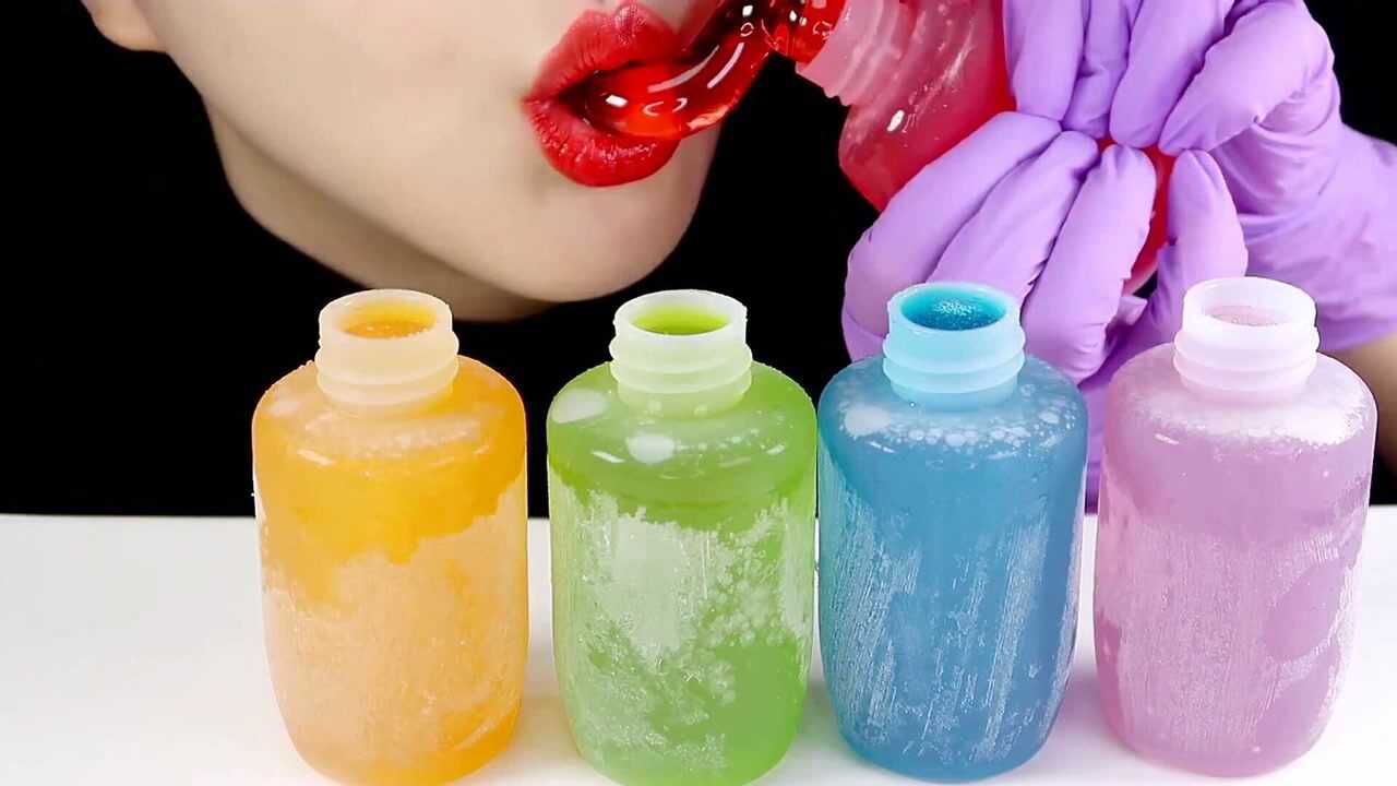 漂亮姐姐吃彩虹蜂蜜膏,看起来超级爽啊