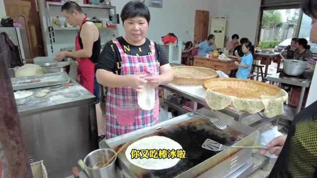 浙江义乌阿姨卖祖传东河肉饼,当地人早餐必备美食,方圆百里非常出名.