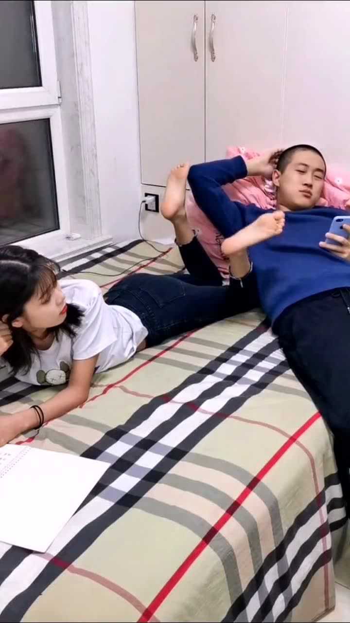 美女把臭脚放男子脸上，小伙接下来的做法，直接把小姐姐熏晕！_高清