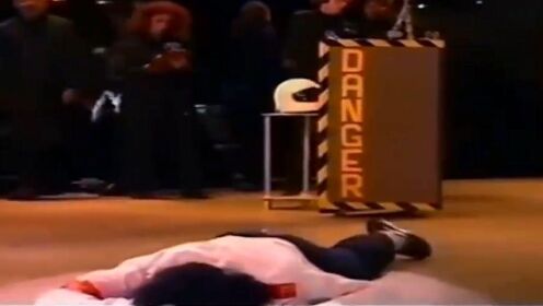 罕见画面，迈克尔杰克逊过度疲惫累倒在舞台上