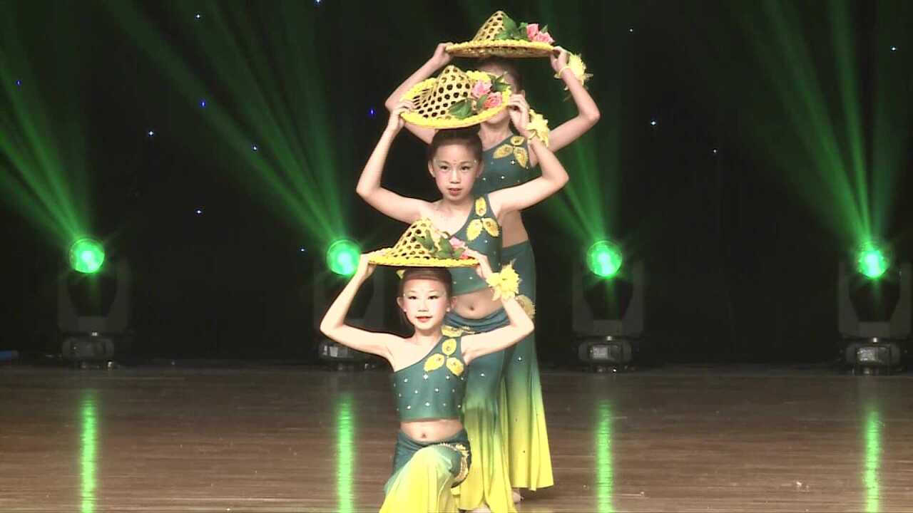 少儿三人舞《小卜少》