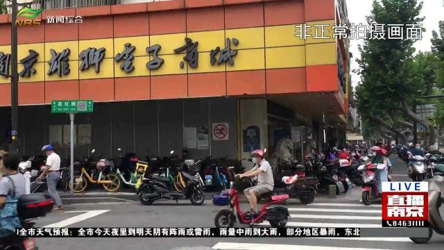 记者走访南京珠江路部分商铺 防疫措施不能成摆设