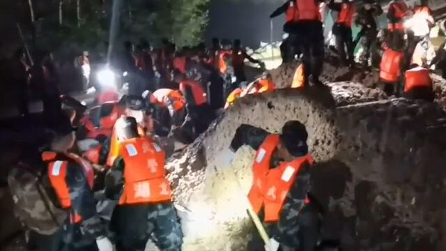 暴雨致湖北襄阳一堤坝溃堤 武警官兵搬1.8万袋沙袋连夜封堵