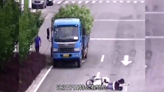 搞笑配音:吓得我都不敢骑电动车了,太邪门了吧