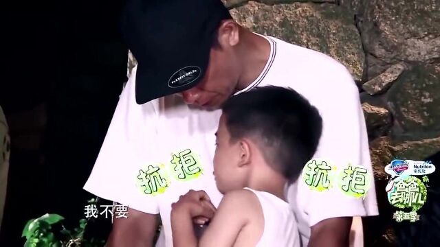 Jasper得知陈小春要离开自己,说英文撒娇语气软萌萌的,小表情太委屈