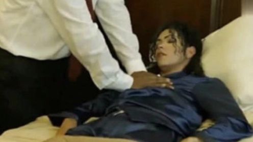 2009年，迈克尔·杰克逊准备50场演出，开演前他却突然停止呼吸
