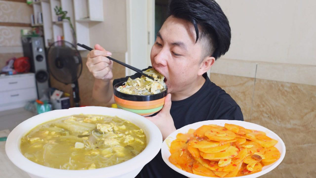 给玉米棒脱粒,中午做了简单又好吃的酸菜鸡蛋汤,整一大碗吃得香