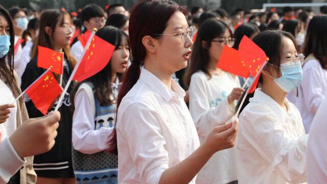 果然视频|鲁东大学升起五星红旗,万名师生\