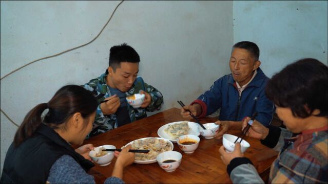 今天媳妇在家做饺子,自己动手包的饺子每一颗都是用心的,一家人吃着真过瘾