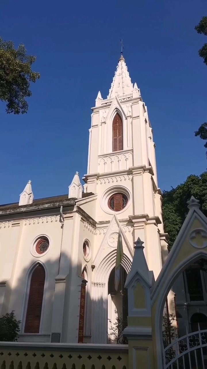 露德圣母堂位于广州市沙面大街,建于1890年,哥特风格的建筑,花园南边