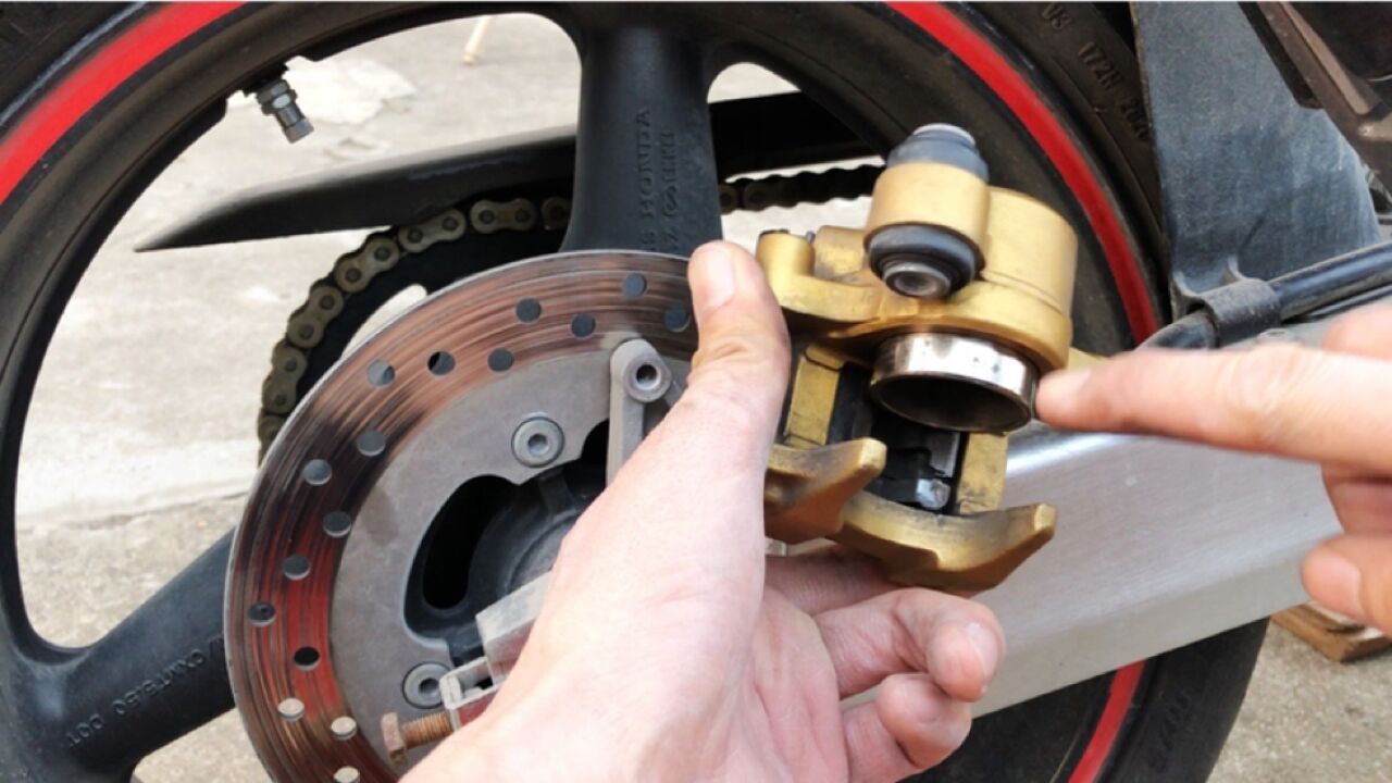 摩托车刹车盘磨损不平整,是长期不保养卡钳造成的