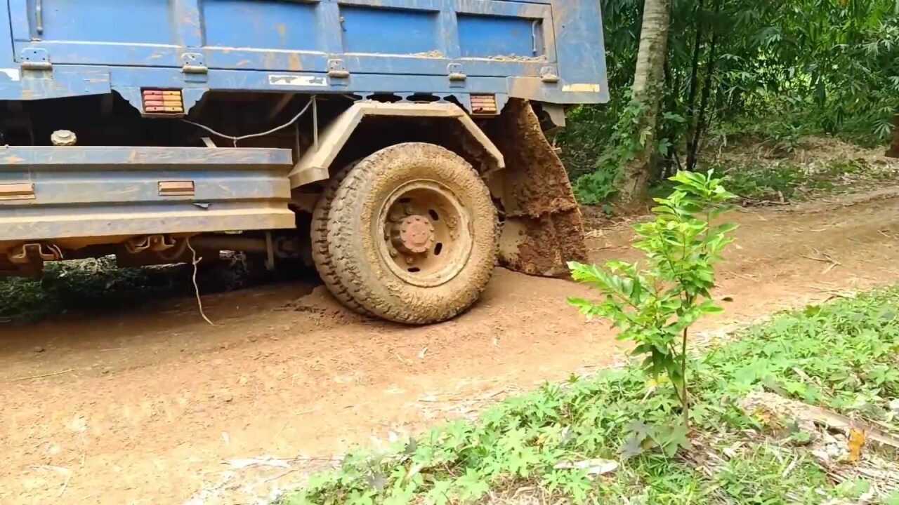 实拍:超载自卸车陷入泥坑无法动弹,司机无计可施