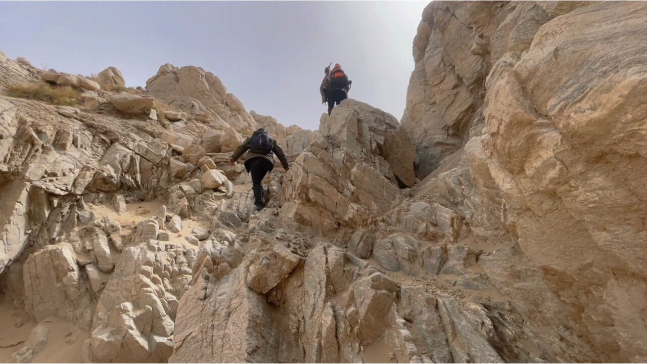 翻山越嶺跋山涉水穿越沙漠深山撿玉,若不是債務纏身,我想換個生活,算