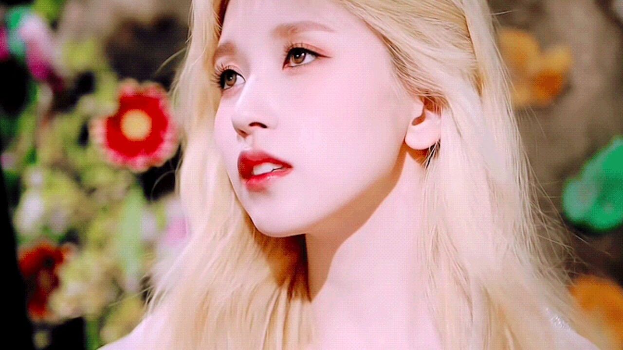 名井南的金发和黑色长达波浪卷真的很绝!