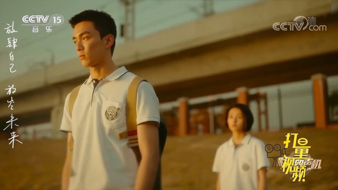 张子枫,吴磊翻唱《盛夏光年》,这画面太青春了吧!