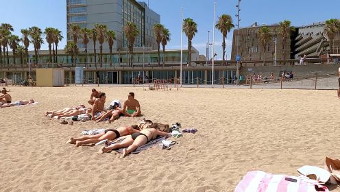 比基尼海滩，巴塞罗那海滩，大长腿满屏