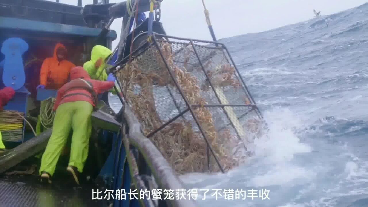 恶海捕蟹记 渔船返港卸货遭遇超大风浪,一船舱的螃蟹差点打水漂