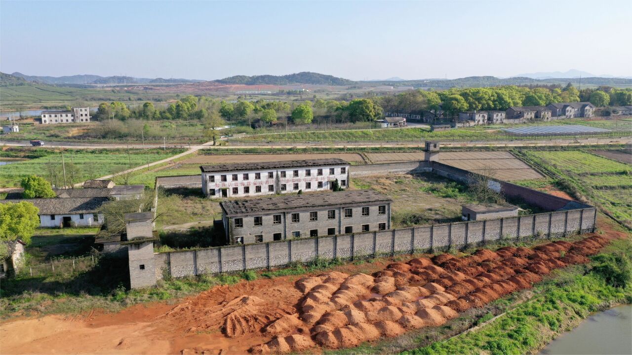 走进大山里废弃的监狱,看看监狱真实的寝室是啥样,看完你敢住吗