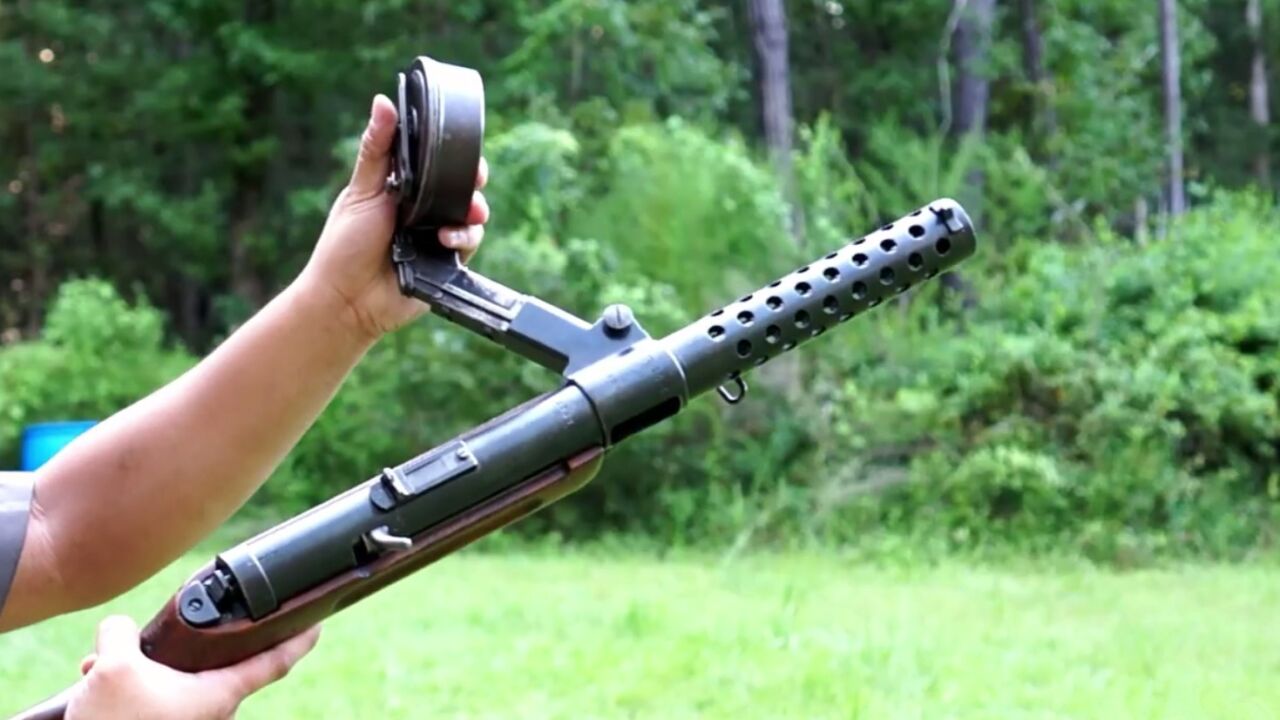 德国mp18冲锋枪,可配备弹匣或弹鼓,在中国俗称"手提花机关枪"